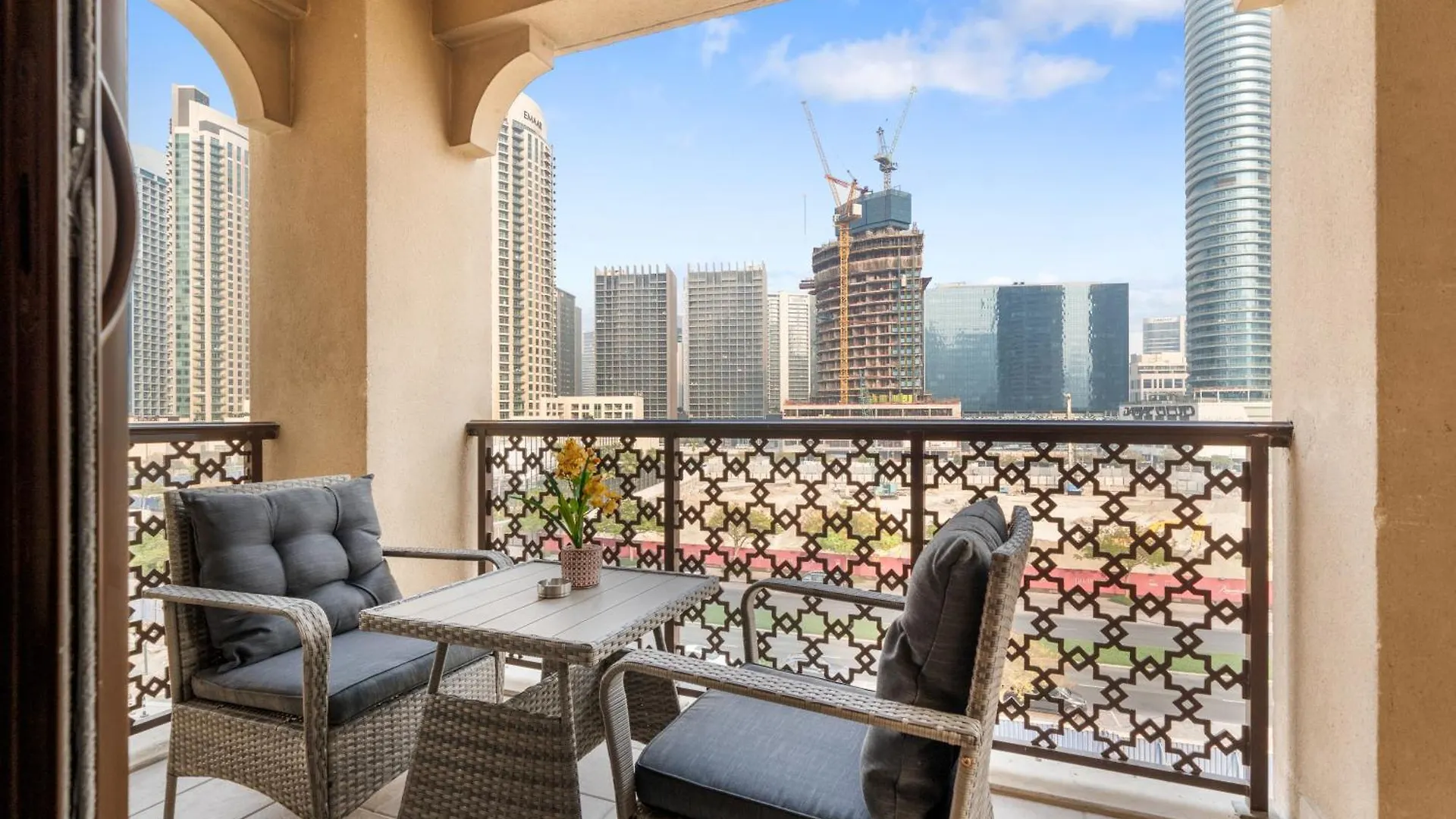 Reehan Suites, Downtown Dubai - Near Burj Khalifa & Dubai Mall